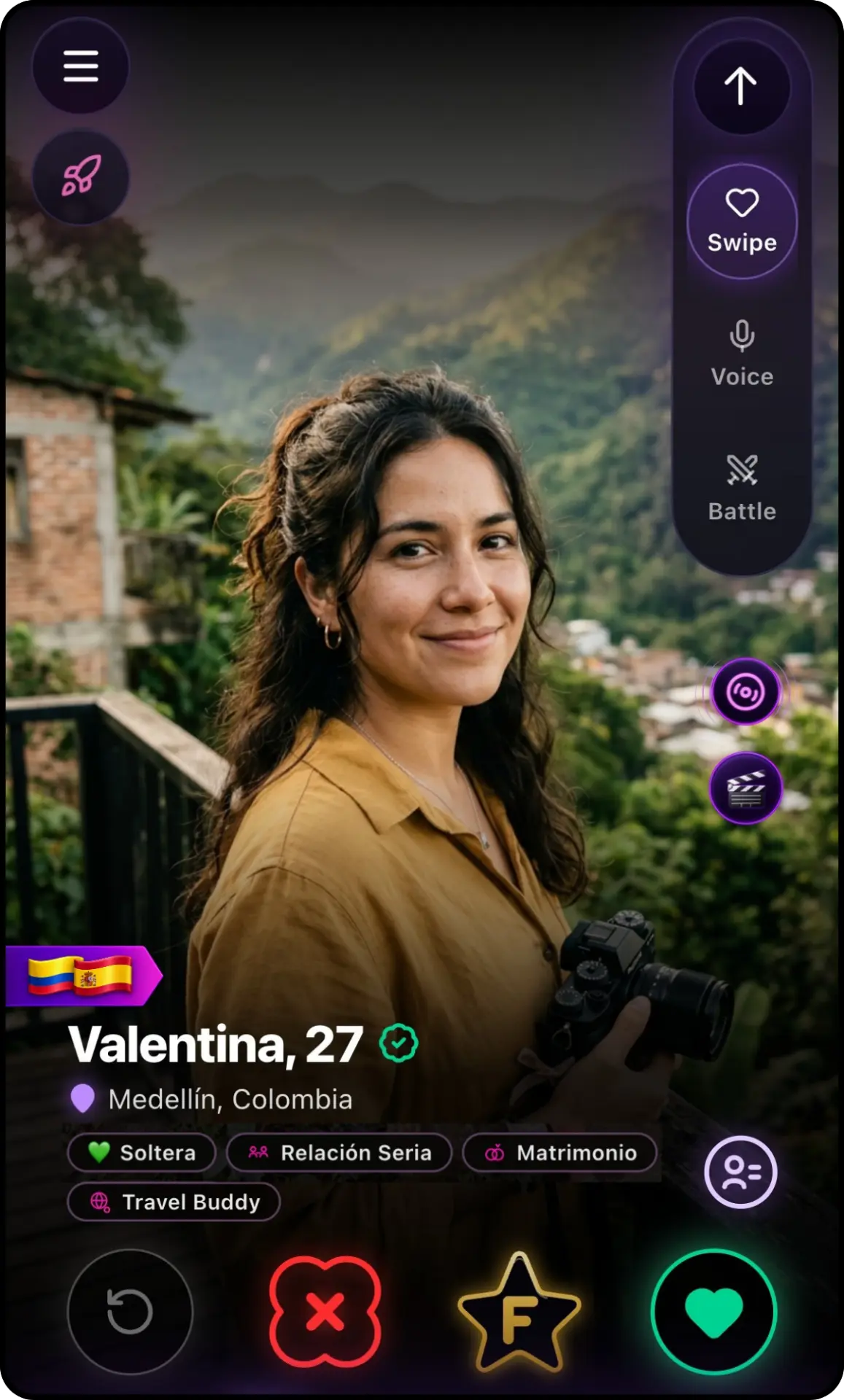 Captura de Swipe: tarjeta de perfil con foto, datos de la persona y botones para conectar o pasar.