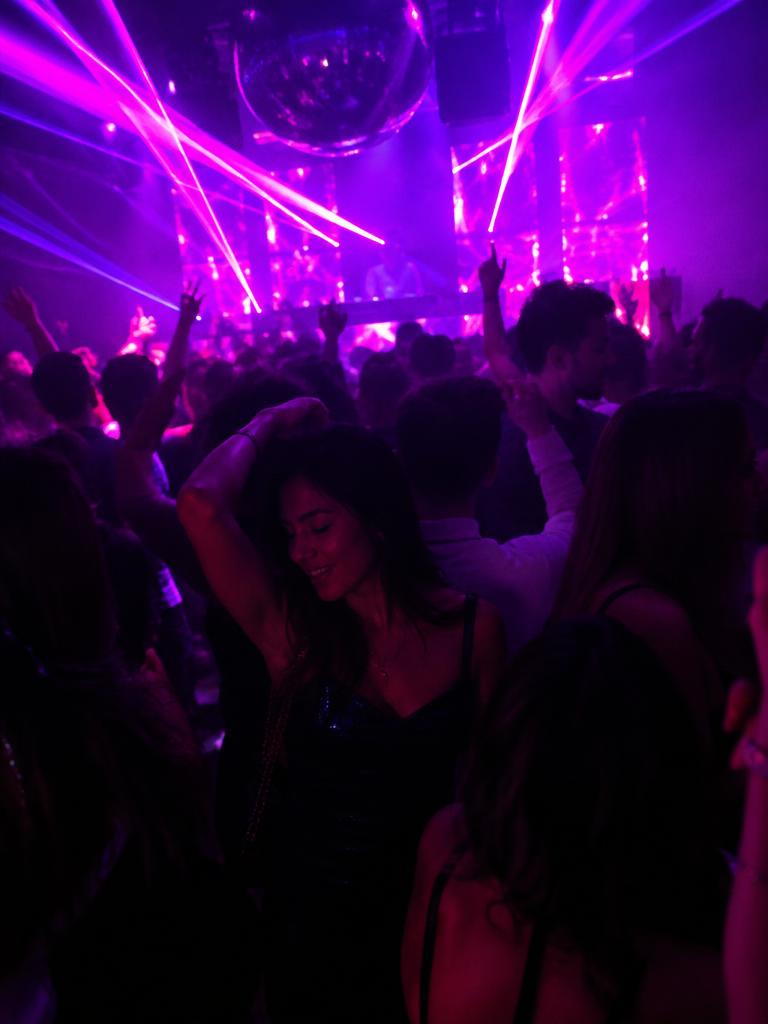Gente bailando en una discoteca